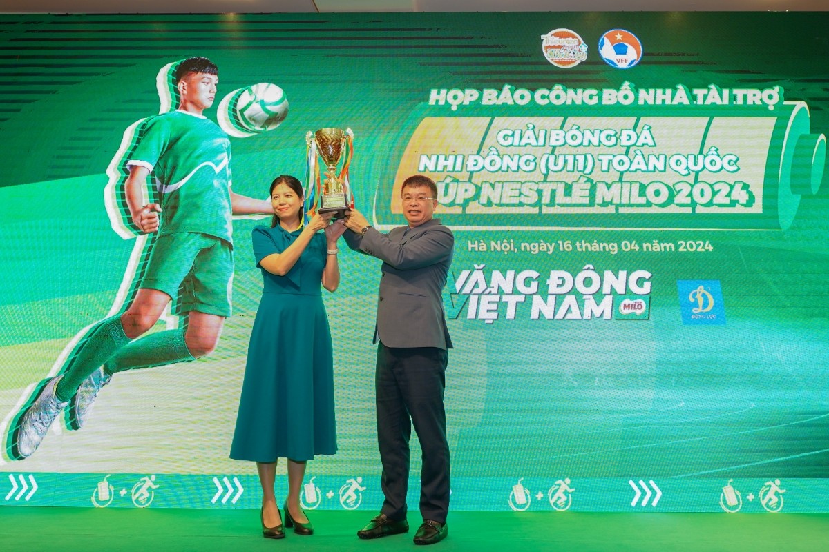 2-nhan-hang-nestle-milo-trao-gui-chiec-cup-mua-giai-2024-cho-ban-to-chuc-1713499685.jpg