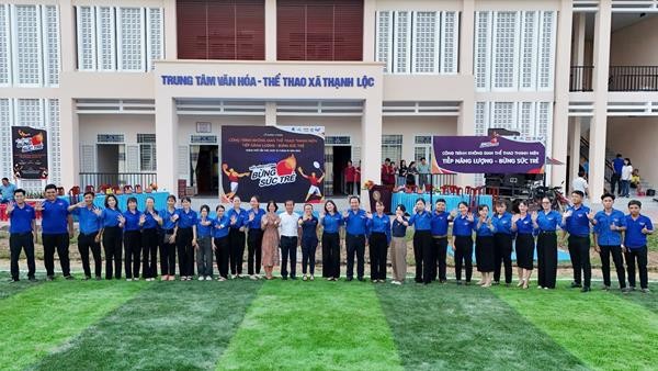 dai-dien-cong-ty-tcp-viet-nam-trung-uong-hoi-lhtn-viet-nam-va-trung-tam-tinh-nguyen-quoc-gia-tai-le-khanh-thanh-cong-trinh-khong-gian-the-thao-thanh-nien-tiep-nang-luong-bung-suc-tre-thanh-pho-can-tho-copy-1731921551.jpg