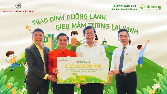 dai-dien-don-vi-thuc-hien-chuong-trinh-sua-dau-nanh-hoc-duong-nam-hoc-2025-2026-trao-kinh-phi-cho-tinh-quang-ngai-1755872271.jpg