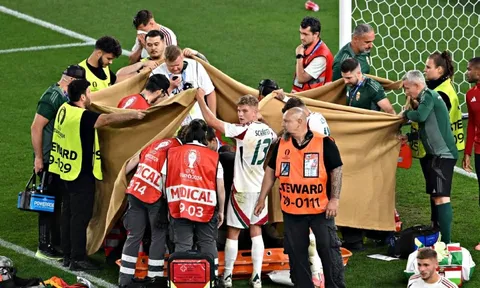 Khoảnh khắc kinh hoàng của Eriksen tái hiện ở EURO 2024, cầu thủ được đồng đội che bạt, đưa lên cáng đi viện