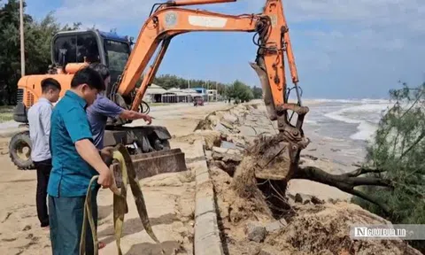 Bờ biển ở Huế sạt lở bất thường: Lãnh đạo tỉnh chỉ đạo "nóng"