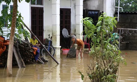 Cuộc sống của người dân trong ngày thứ 3 sống chung với lũ