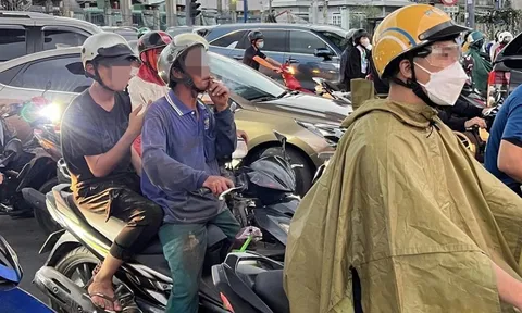 Phì phèo rít thuốc lá nơi công cộng, người xung quanh 'lãnh đạn'