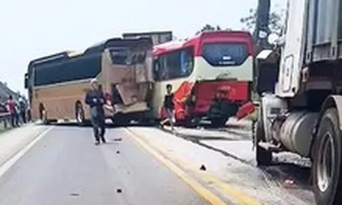 5 ô tô tông liên hoàn trên cao tốc 2 làn xe