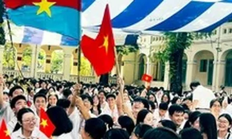 Những huyền thoại xe tăng 390 húc đổ cổng dinh Độc Lập kể khoảnh khắc lịch sử với học sinh