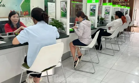 'Nhàn tênh' giao dịch ở ngân hàng ngày cuối trước kỳ nghỉ lễ 30/4