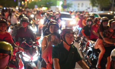Hàng vạn người di chuyển về nhà sau 'đại tiệc' pháo hoa lớn nhất từ trước tới nay