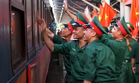 Ga Đà Nẵng rực rỡ cờ hoa đón đoàn diễu binh, diễu hành trở về