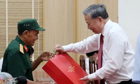 Tổng Bí thư Tô Lâm thăm Khu di tích Kim Liên và tặng quà tại huyện Nam Đàn