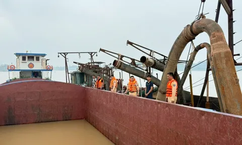 Cảnh sát truy đuổi, bắt giữ 2 tàu hút cát trái phép bỏ chạy trên sông Hồng