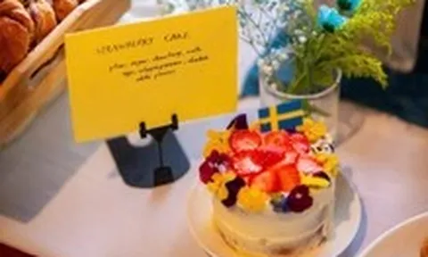 Vòng hoa, bánh dâu và niềm vui Midsummer