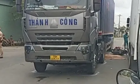 Xe máy va chạm container, 2 mẹ con tử vong