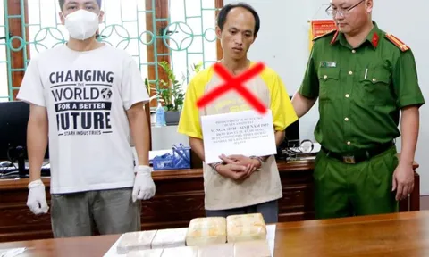 Bắt quả tang đối tượng chở 8 bánh ma tuý trong bao tải mang đi bán