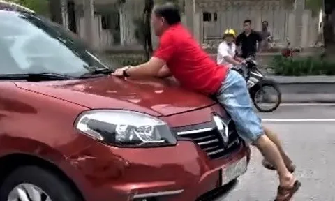 Công an làm việc với tài xế và người đàn ông bám vào capo ô tô chạy giữa phố