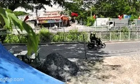 Xe tải tông nhau, 2 tài xế mắc kẹt trong cabin