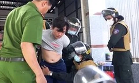 Đánh mẹ rồi đâm vào ngực cán bộ an ninh, thanh niên cố thủ trong nhà