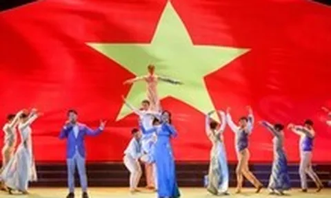 ‘Côn Đảo - Bản hùng ca bất tử’ thu hút đông đảo người dân trong đêm nghệ thuật tri ân