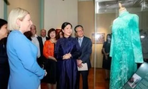 Phu nhân Ngô Phương Ly tặng áo dài, tranh sơn mài cho bảo tàng Nga