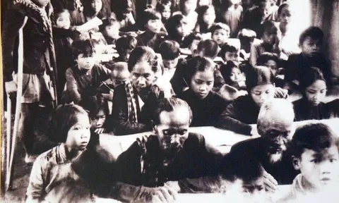 'Bình dân học vụ - thắp sáng tương lai': Kể chuyện một thời bình dân học vụ sôi nổi