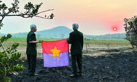 Hành trình trở về đặc biệt của lá cờ Mặt trận