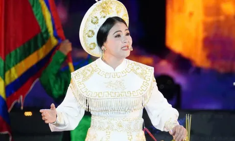 Nghệ sĩ Thanh Ngân xúc động hát Tiếng trống Mê Linh giữa phố đi bộ Nguyễn Huệ
