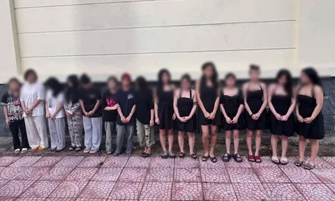 Quán karaoke rào sắt, lắp camera giám sát để bán dâm