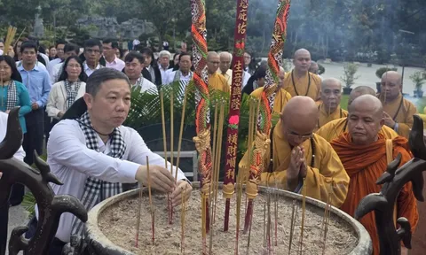 Đoàn công tác Hội sách Côn Đảo dâng hương tưởng niệm các anh hùng liệt sĩ
