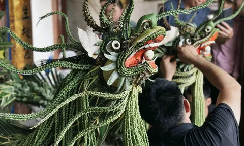 Cây cỏ hóa kiệu rồng uy nghiêm đón Trung thu ở Hà Nội