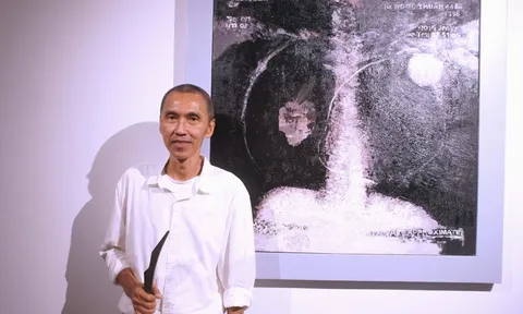 Họa sĩ, nhà văn Nguyễn Ngọc Thuần của báo Tuổi Trẻ đoạt giải ở UOB Painting of the Year 2025