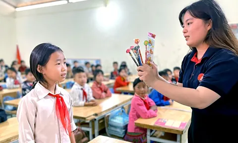 Bắt buộc dạy tiếng Anh từ lớp 1: Tìm đâu ra 22.000 giáo viên?