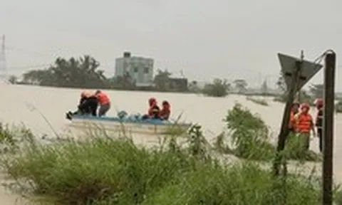 Các nhà mạng vượt nước xiết ‘cứu sóng’ trong lũ miền Trung