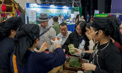 Hàng trăm ngàn người đổ về Hội chợ mùa thu cuối tuần ‘mua’ cả thế giới, vừa ăn vừa chơi tẹt ga