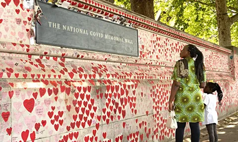 Đài tưởng niệm nạn nhân COVID-19: Những trái tim đỏ bên bờ sông Thames