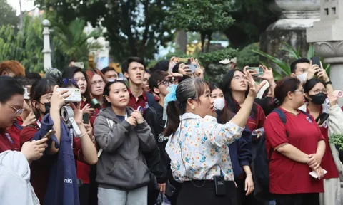 Sinh viên Trường đại học Nguyễn Tất Thành vừa học nghề, vừa học sử tại lăng Ông Bà Chiểu