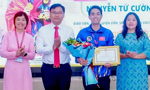 Tuyên dương thầy giáo Nguyễn Tứ Cường đoạt huy chương vàng Giải vô địch Vovinam Thế giới