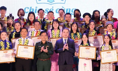 Vinh danh 80 'ngọn đèn biên cương' bền bỉ gieo chữ nơi phên giậu Tổ quốc