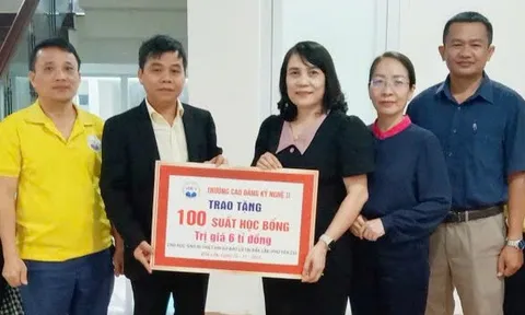 Trường cao đẳng tặng 6 tỉ đồng học bổng cho học sinh vùng lũ