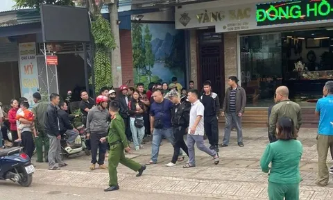 Thanh niên cướp tiệm vàng ở Thái Nguyên bị người dân vây bắt