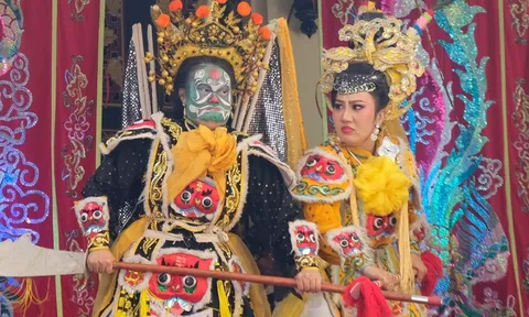 Đông nghẹt khán giả coi hát bội sáng Chủ nhật ở khu vực đền thờ vua Hùng, Thảo cầm viên