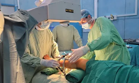 Bệnh viện Nhi đồng 2 kéo dài chi thành công cho một bé trai 13 tuổi