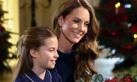 Kate Middleton và Công chúa Charlotte song tấu piano tại lễ hát thánh ca Giáng sinh