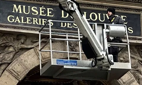 Bảo tàng Louvre lắp song sắt che cửa sổ sau vụ trộm trang sức 102 triệu USD