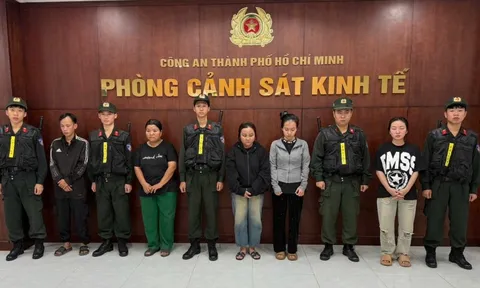 Công an TP.HCM bắt 5 người làm giả dầu gió 'Siang Pure Oil', thu giữ hơn 4.300 chai