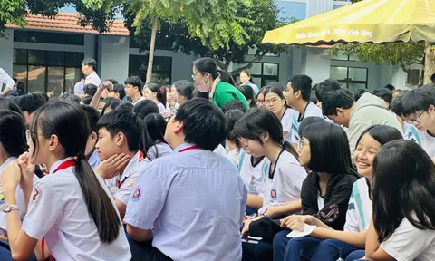 Trường nêu lý do mất phí dịch vụ khi nộp học phí, phụ huynh nói 'nghe chưa lọt tai'