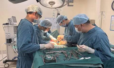 Hút thuốc lá suốt 30 năm, người đàn ông tại TP.HCM tiểu ra máu