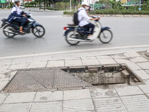 Hàng loạt hố ga cáp quang không nắp như 'bẫy' người dân ở Hà Nội