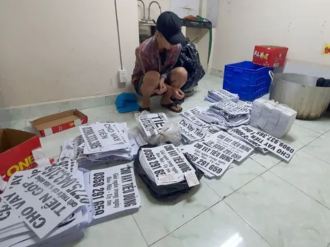 Bắt nhóm ‘tín dụng đen’ từ tờ rơi quảng cáo cho vay tiền nhanh