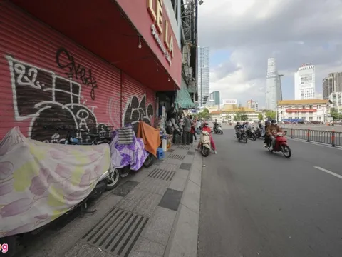 Cả trăm mặt bằng quanh chợ Bến Thành vắng khách thuê