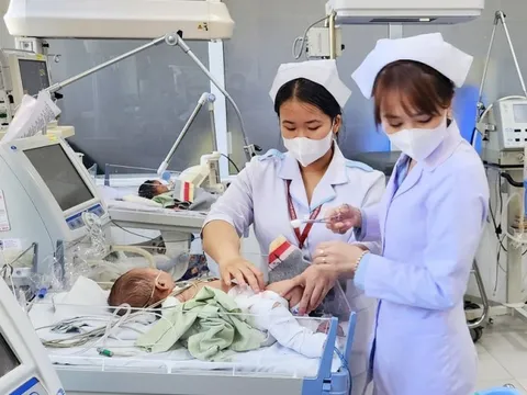 TIN NHANH 12H: Bé 2 tháng tuổi bị bạo hành dài ngày; Gần 90 triệu dân chật vật vì nước Mỹ sắp vỡ nợ