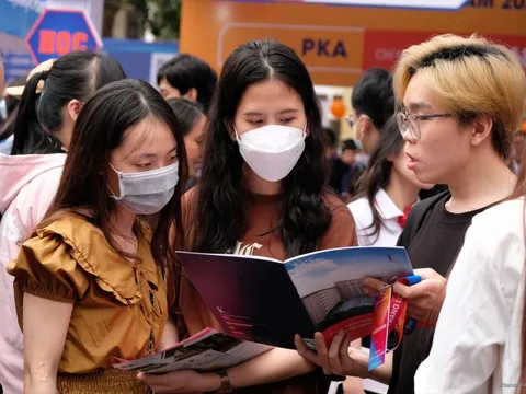 Nhiều trường đại học đang 'hành' thí sinh?